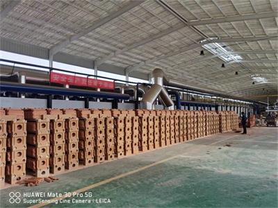 內蒙烏海108.8x2.4米天然氣燒粘土磚高效節(jié)能高產隧道窯施工中（日產240噸）